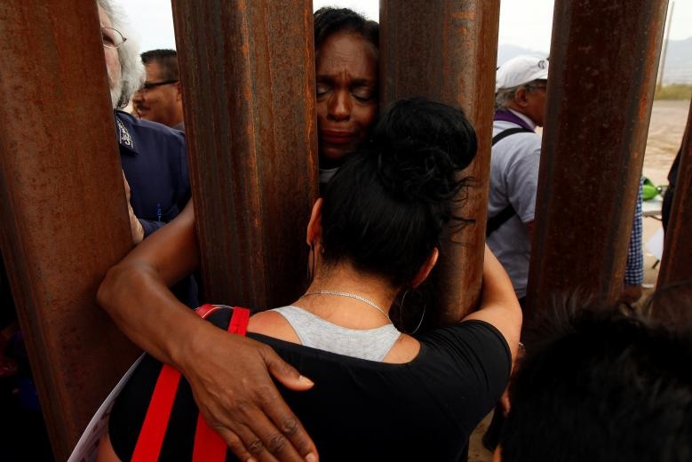 زنان در مرز شهر سیوداد خوارس ایالت چیئوائوا مکزیک خواستار پایان جدایی فرزندان مهاجر از والدین خود هستند